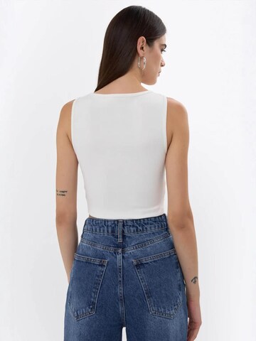 Haut Hiccup en blanc