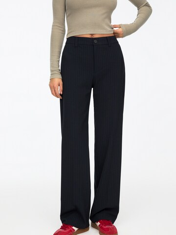 Pull&Bear Regular Trousers in Blue: front
