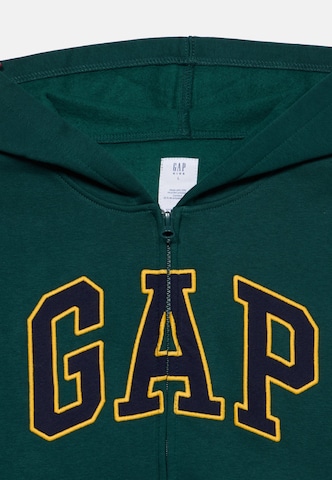 Hanorac 'HERITAGE' de la GAP pe verde