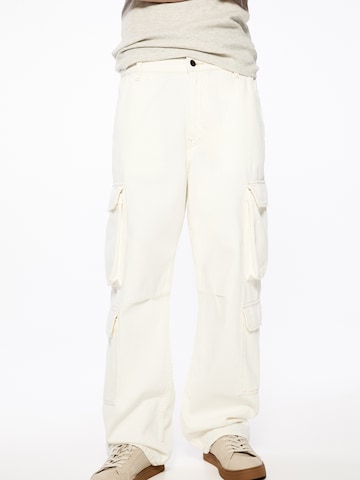 Pull&Bear Широка кройка Карго дънки в бяло