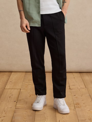 DAN FOX APPAREL Regular Pleated Pants 'Victor' in Black: front