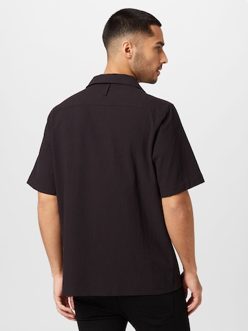 NN07 - Ajuste regular Camisa 'Julio' en negro