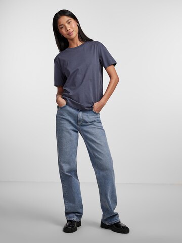 PIECES T-shirt 'Ria' i grå
