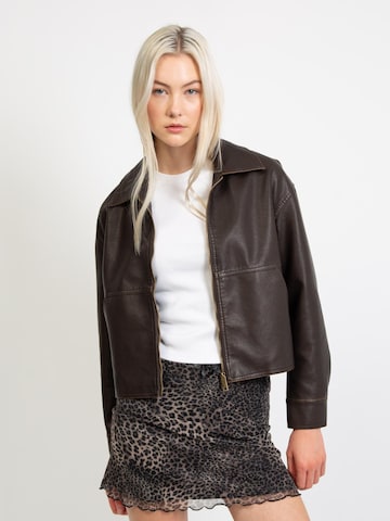 BROKE + SCHÖN Übergangsjacke 'Kunstlederjacke mit Kragen' in Braun: Vorderseite