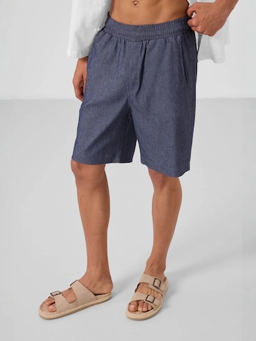 Pantalon chino Tommy Life en bleu : devant