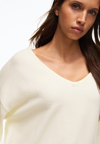 Bershka Pullover in Beige