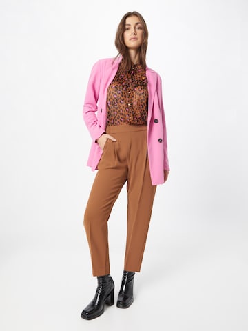 Sisley Tapered Pleat-Front Pants in Brown