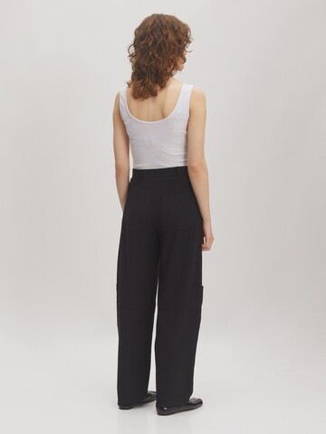 Loosefit Pantaloni 'Regina' di EDITED in nero