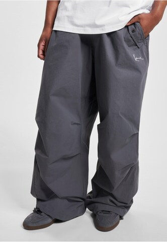 Karl Kani Loose fit Pants in Grey: front