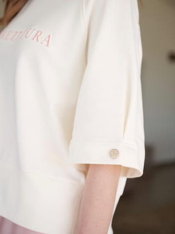 I want the moon Shirt in Beige