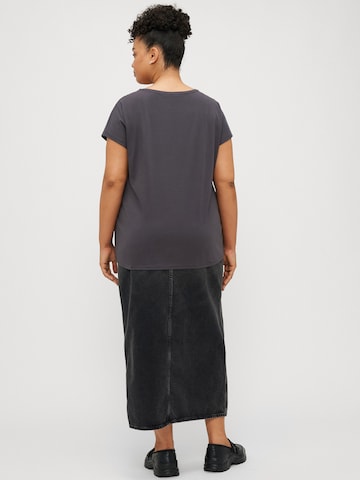 T-shirt 'VMCCECILIE AVA' Vero Moda Curve en gris