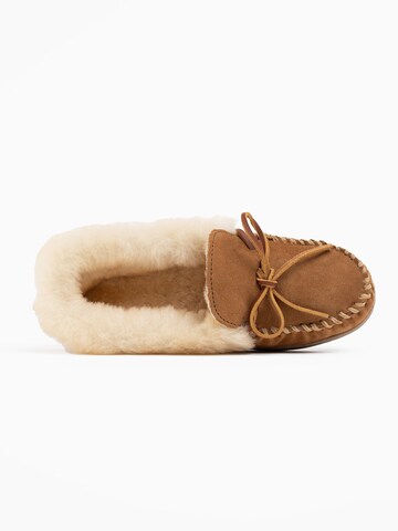 Mocasini 'Alpinsheepskin' de la Minnetonka pe maro