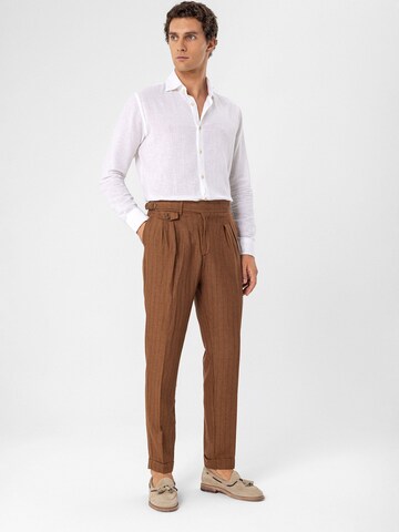 Antioch Slimfit Bundfaltenhose in Braun