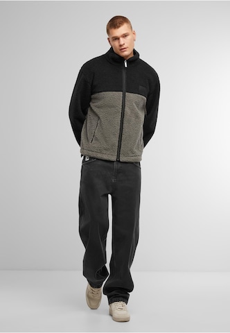Karl Kani Fleecejacke in Grau: Vorderseite