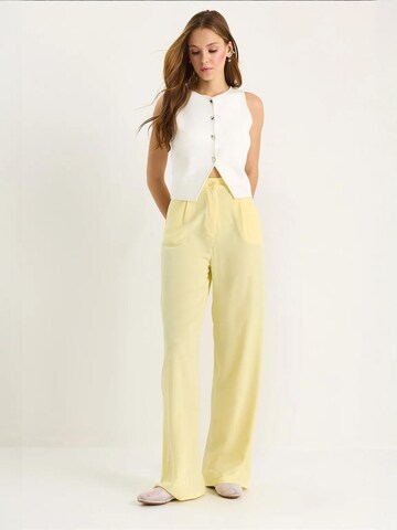 Bianco Lucci - Perna larga Calças com pregas em amarelo: frente