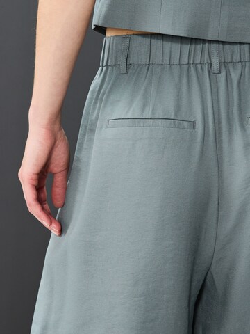 Next Широкий Брюки со складками в Серый