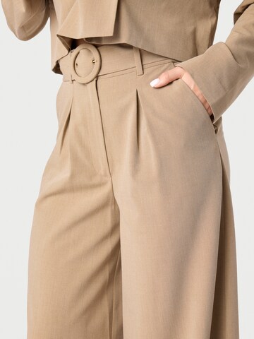 Wide leg Pantaloni cutați de la Laurella pe maro