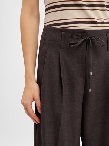 Cambio Regular Pleat-front trousers 'Addison' in Brown