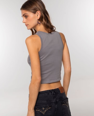 THE-ARE Top in Grau