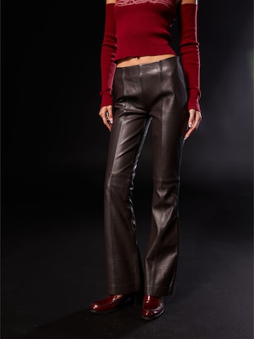 Bella x ABOUT YOU Regular Pants 'Kate' in Brown: front