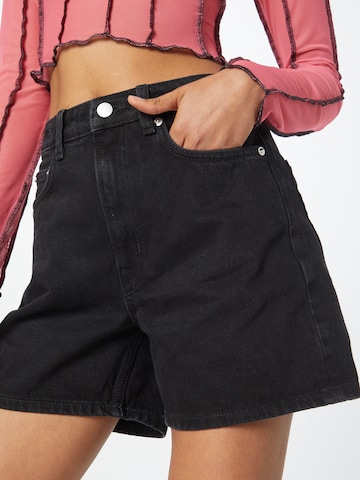 WEEKDAY Regular Shorts 'Eya' in Schwarz