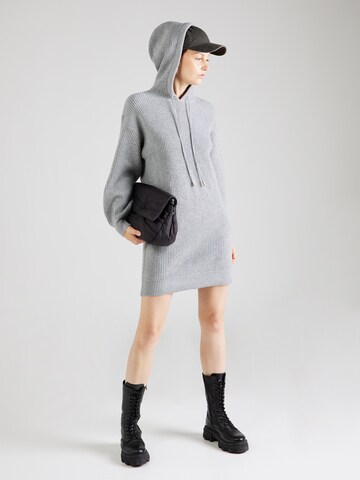 Robe 'Milly' ABOUT YOU en gris