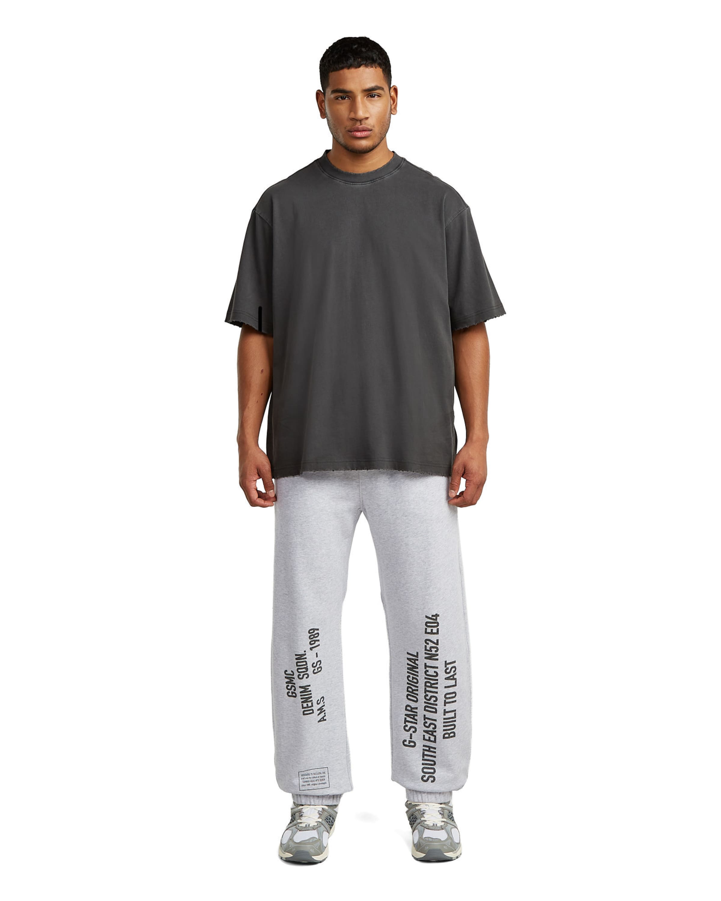 G-STAR Regular Trousers - 'Stencil Graphic Sweatpant' in Grau
