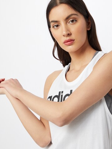 ADIDAS SPORTSWEAR - Top deportivo 'Essentials' en blanco