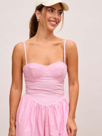 Abito di noar studios in rosa