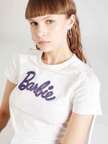 Tricou 'Barbie' de la Cotton On pe alb