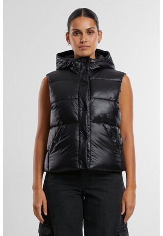 Urban Classics Vest in Black: front