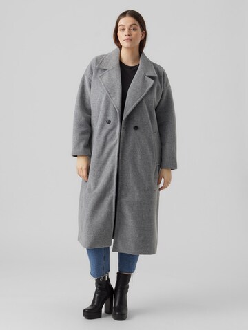 Vero Moda Curve Ανοιξιάτικο και φθινοπωρινό παλτό 'Spencer' σε γκρι: μπροστά
