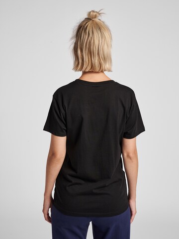 Tricou de la Hummel pe negru