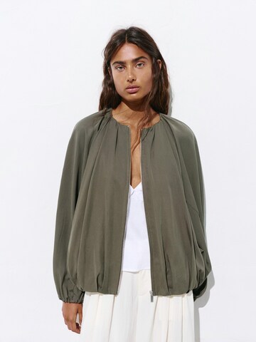Veste mi-saison Pull&Bear en vert : devant