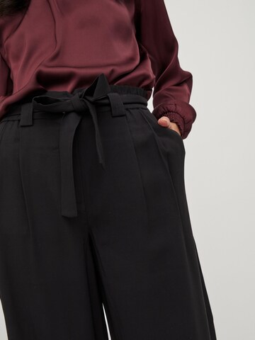 VILA Bő szár Élére vasalt nadrágok 'Karen' - fekete