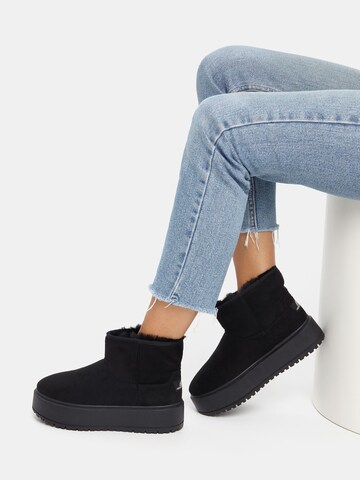 Bershka Snow Boots in Black