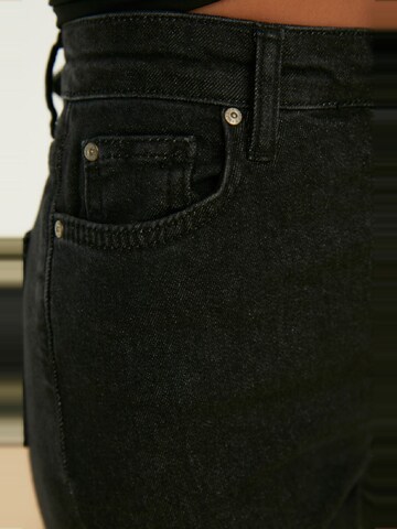 Trendyol Na zvonec Kavbojke | črna barva