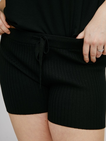 A LOT LESS - Pantalón 'Charlotte' en negro