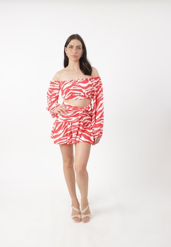 Tailleur di Elara in rosso: frontale