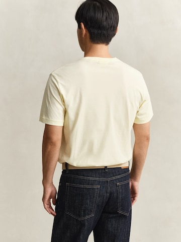 Tricou de la GANT pe galben