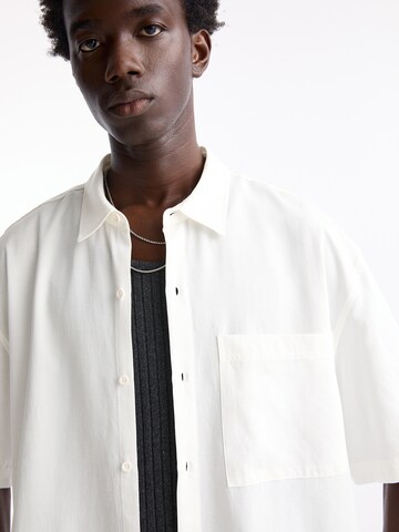 Fit confort Chemise Pull&Bear en blanc