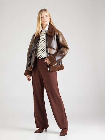 ABOUT YOU - Regular Calças com vincos 'Yara' em castanho