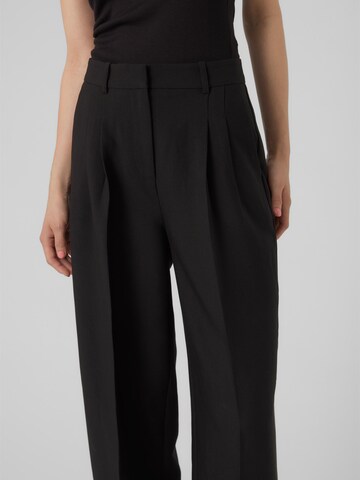 Loosefit Pantaloni con pieghe 'IMANI' di VERO MODA in nero