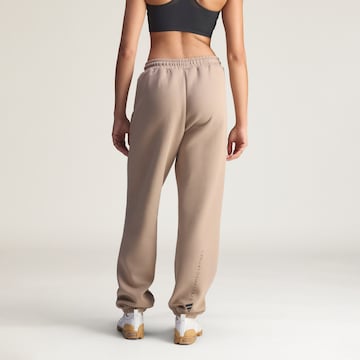 ADIDAS BY STELLA MCCARTNEY - Tapered Pantalón deportivo 'Loose Sweat' en marrón