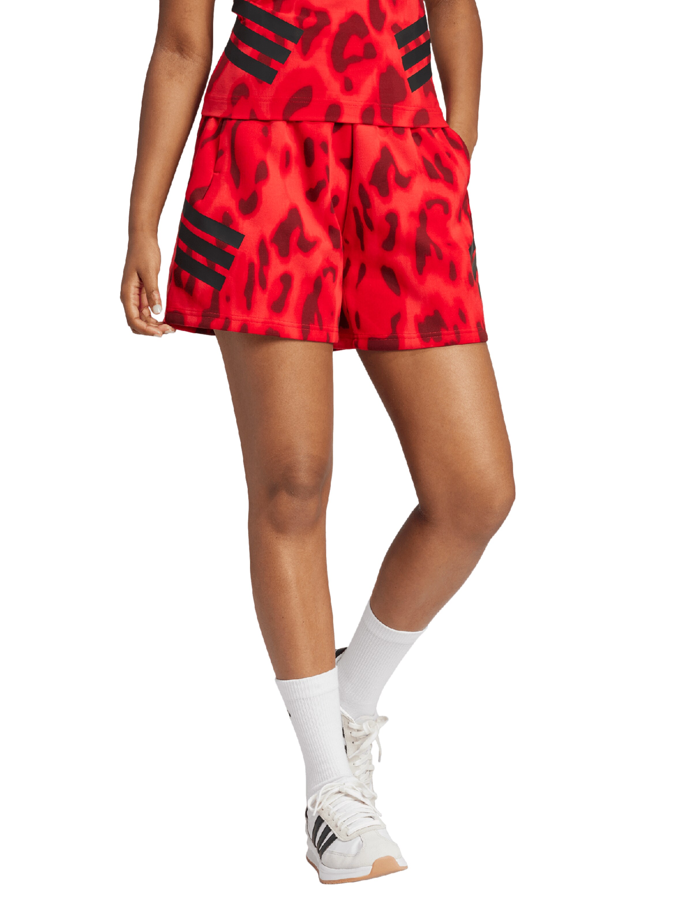 ADIDAS SPORTSWEAR Ohlapna forma Športne hlače 'Future Icons' | rdeča barva: sprednja stran