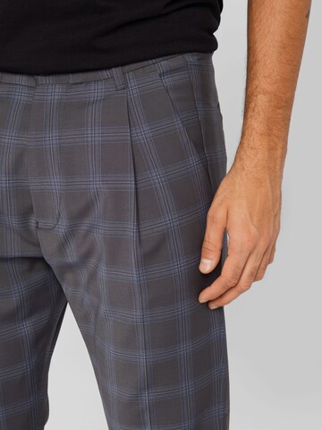 Tapered Pantaloni con pieghe 'CHASY' di DRYKORN in grigio