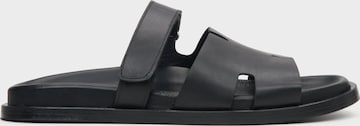 Estro Sandals '48-27' in Black: front