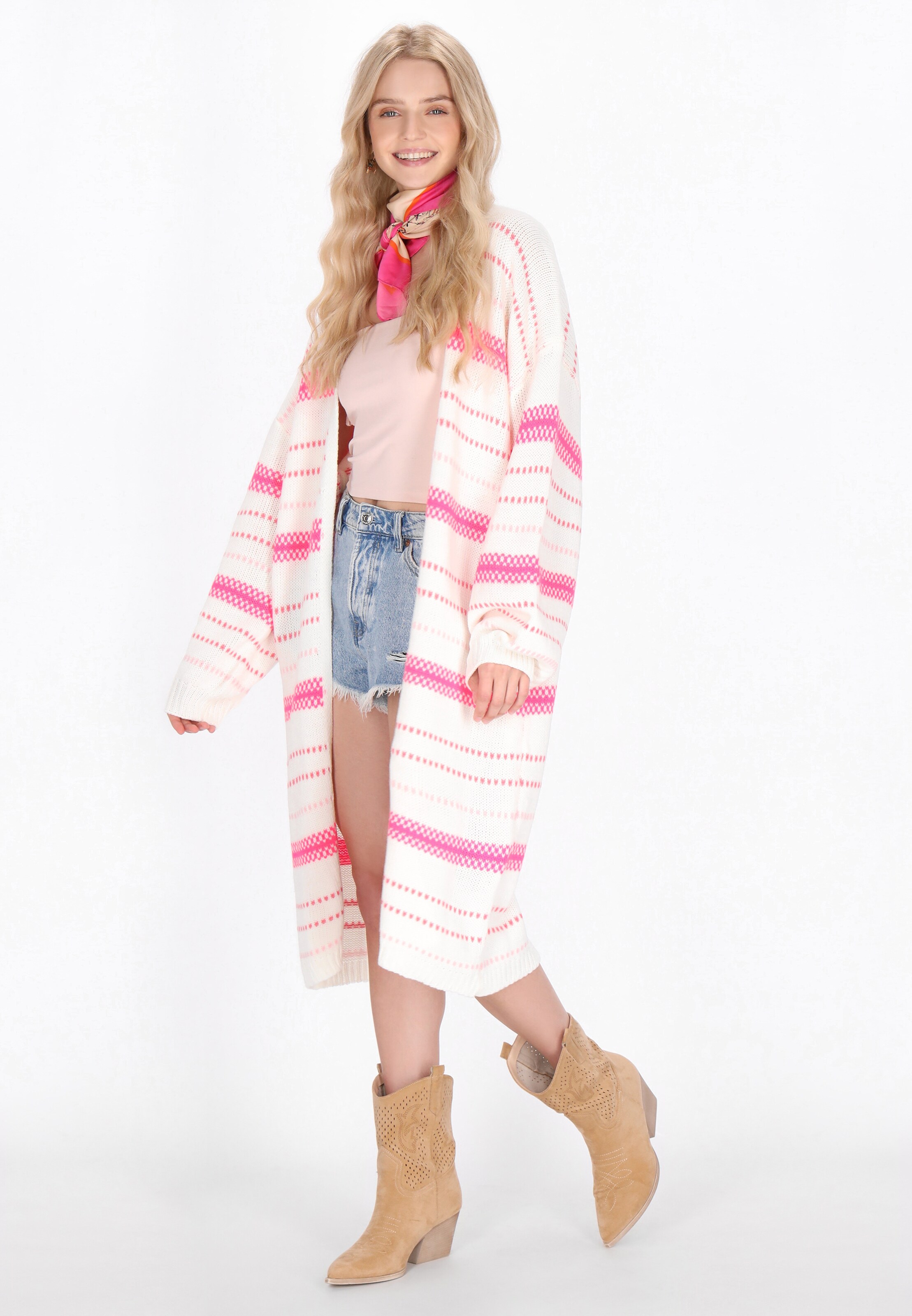 Geacă tricotată de la IZIA pe roz