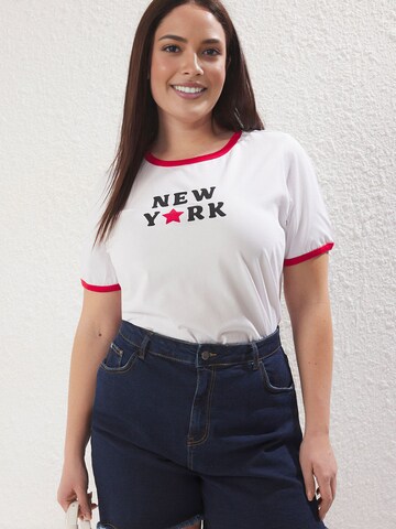T-shirt Trendyol Curve en blanc : devant