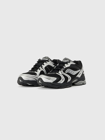 Sneaker low 'PROGRID TRIUMPH 4' de la saucony pe negru